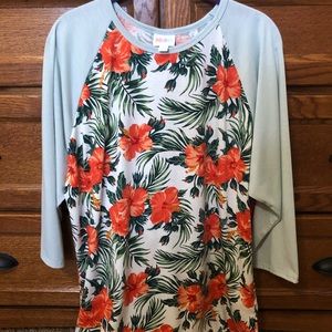 Tropical themed baseball type shirt 🌴🌺🌿